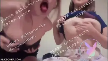 Bokep Indo dua gadis remaja meremas toket besarnya